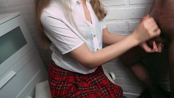 تشغيل فتاة يعطي صديقها handjob سريع وهو cums على بلوزتها