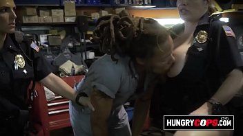 Reproducir Sospechoso negro está chupando los pezones de esta milf traviesa después de ser arrestado.