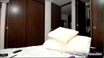 play かなり赤い髪は彼女のおもちゃのバイブレーターで自慰行為をします