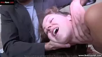 播放 肮脏的俄罗斯女孩被她的四眼怪人的角质好友性交