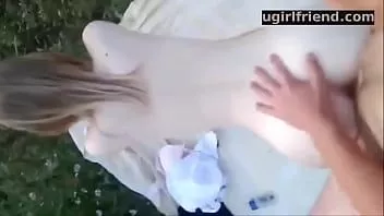 播放 和我女朋友在森林里做爱