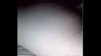 Jouer Une fille gothique pâle broie la chatte au lit à la lumière de la lune