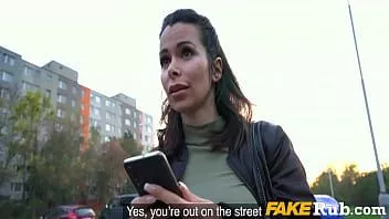 Redare Ofițerul de la Covid-i îngrozește pe un turist fierbinte - Jessy Jey