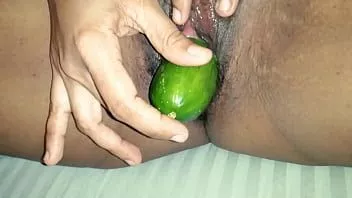 تشغيل Mylovelyhotwife تلعب بوسها شعر مع خيار ضخم