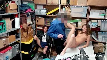 Reproducir Mamá asiática llora y se folla a un policía para rescatar a su hija - Christy Love