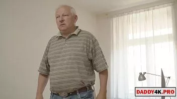 Играть Старик осчастливил свою невестку