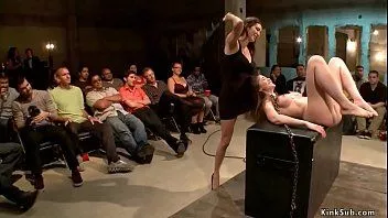 Redare Bruneta sub public biciuită și futută