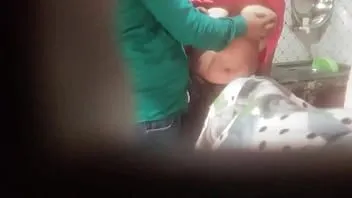 Oynat Hintli üvey kayınpeder, bölüm 3'ü pişirirken gelini sikiyor