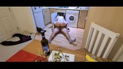 تشغيل لا يمكن أن تحصل ربة منزل متحمسة على ما يكفي من الديك سباك: