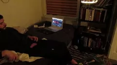 চালান একটি হর্নি প্যারা গাই ওয়েবক্যামে সেক্স থেরাপির সময় তার বড় ডিক বন্ধ করে দেয়