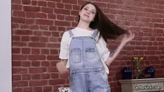 Odtwórz Niewinna dziewica pociera swoją ogoloną cipkę blisko kamery, aż wyskoczy w kuszącej scenie defloracji