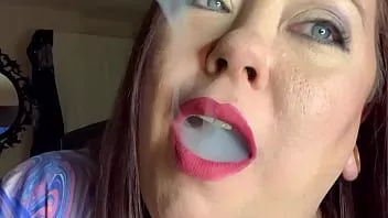 Oynat Bbw metresi tina snua bir mantar sigarası içiyor, burnundan nefes veriyor, hızlı nefes alıyor, duman halkaları ve sürükleniyor