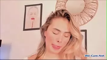 play Gadis dengan bibir seksi masturbasi dengan mainan seks